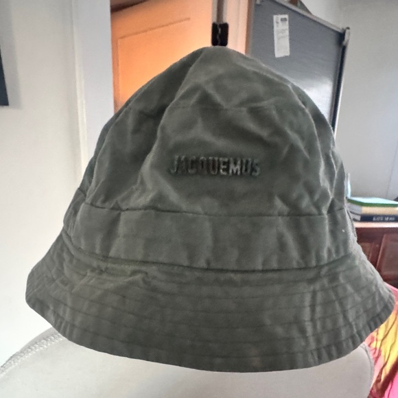JACQUEMUS UNISEX “Le Bob Gadjo” Bucket Hat in Khaki, Size 60 - Picture 3 of 11